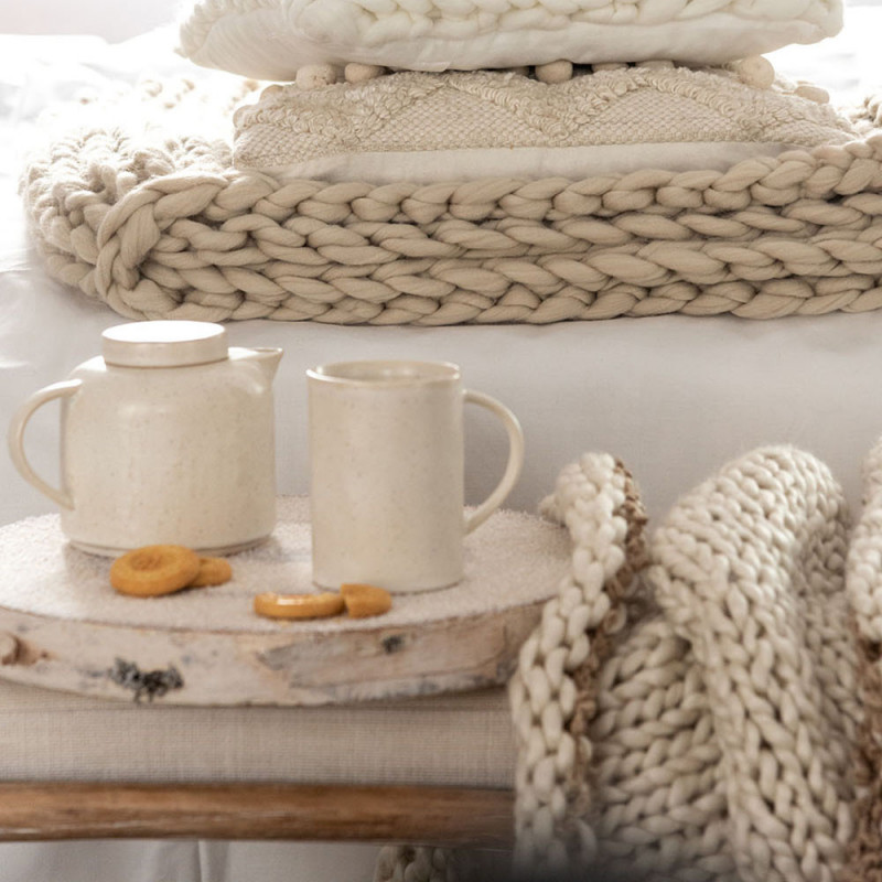 Banc bout de lit en bois et coussin blanc - Gali