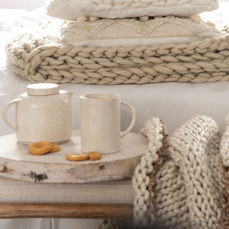 Banc bout de lit en bois et coussin blanc - Gali