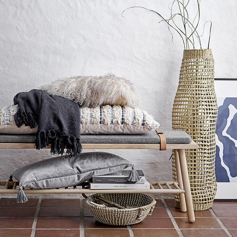 Banc d'entrée en bois et coussin gris style scandinave