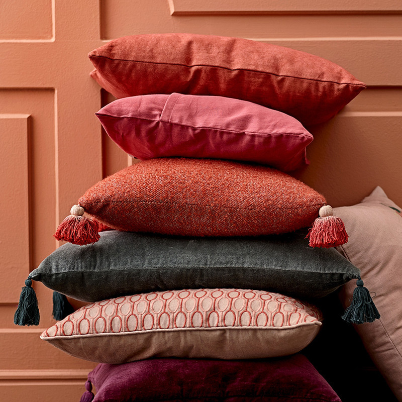 Coussin corail à pompons Bloomingville 45x45 - Viva 