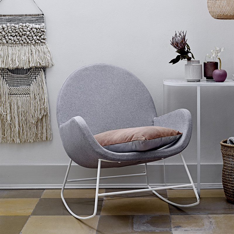 Rocking chair scandinave gris et pied métal blanc Bloomingville