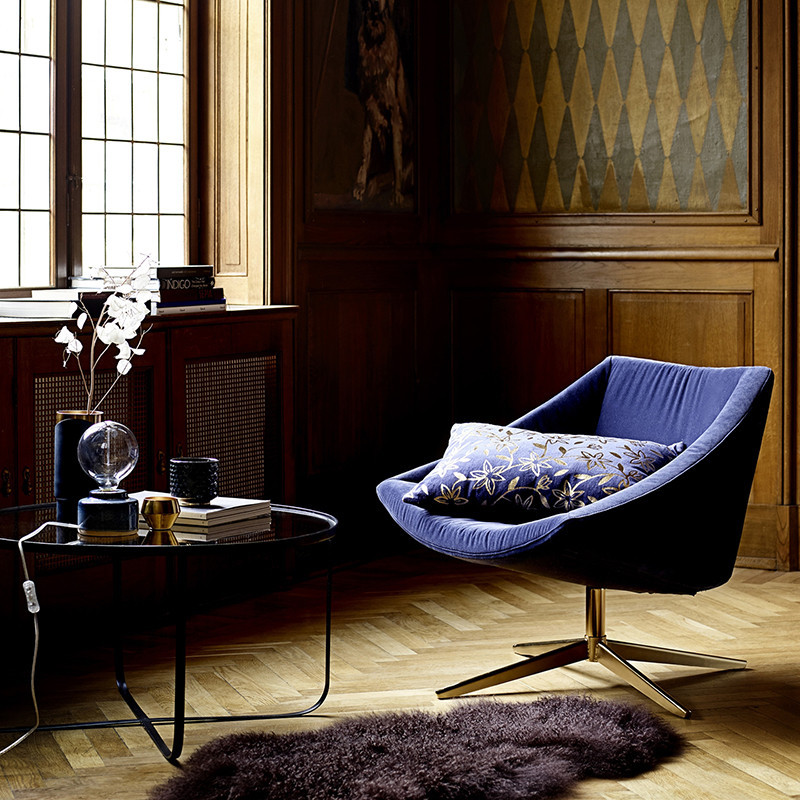 Fauteuil velours bleu pivotant pied doré Bloomingville
