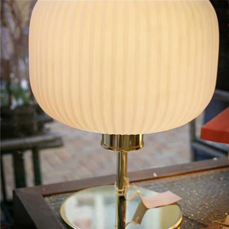 Lampe doré en verre blanc style art déco Bloomingville
