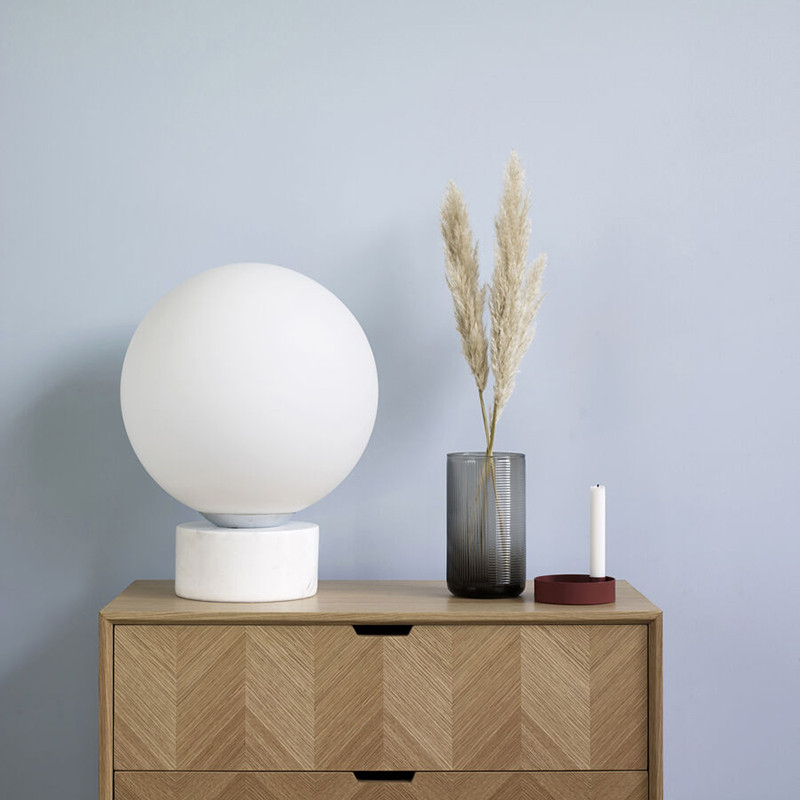 Lampe boule en verre blanc et marbre - Locre