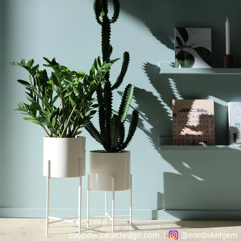 Pots de fleurs blancs design sur pieds - Pétale