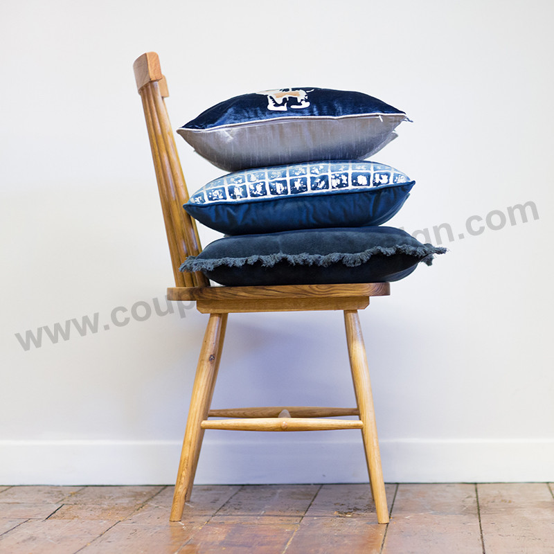 Coussin velours bleu bordure aspect arrachée - Veronica 