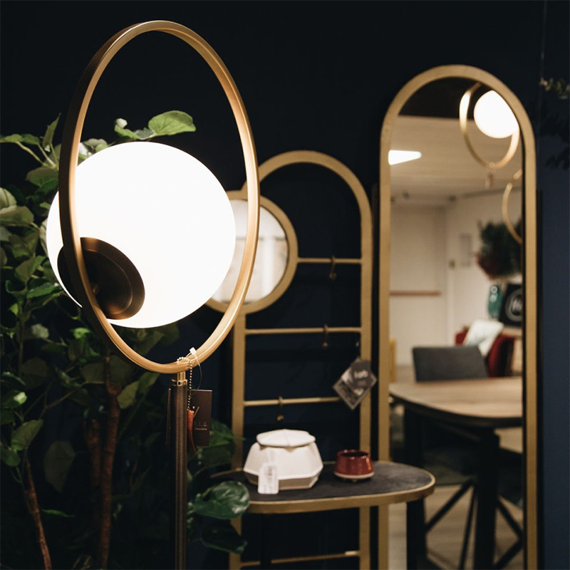 Lampadaire art déco globe blanc avec anneau doré - Leah