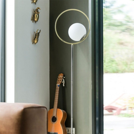 Lampadaire art déco globe blanc avec anneau doré - Leah 