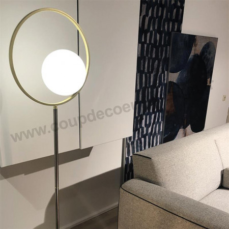 Lampadaire art déco globe blanc avec anneau doré - Leah 