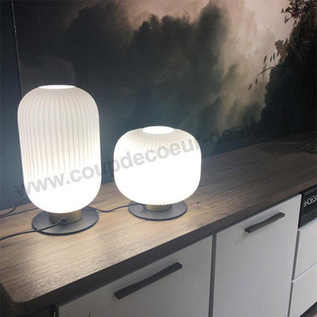Lampe à poser design sphére blanche socle métal noir et doré - Jonah 