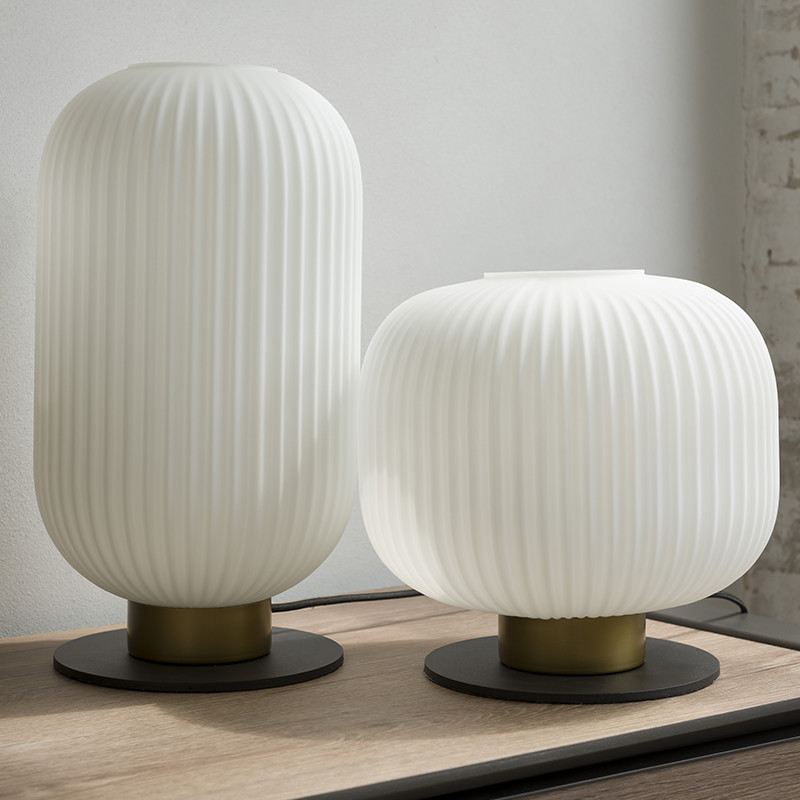 Lampe à poser design abat-jour blanc socle métal noir et doré - Jonah 